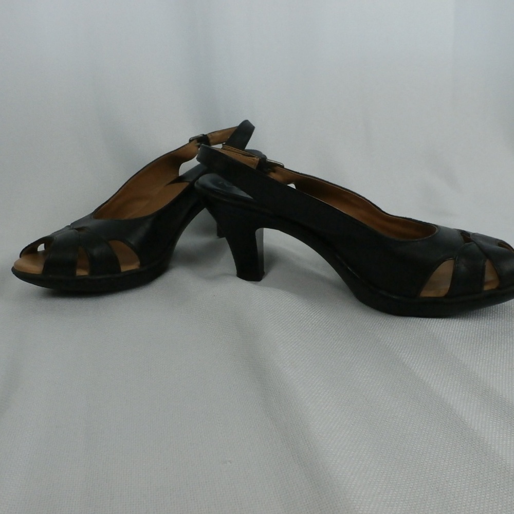 1940s style black peep-toe sling back heels. Sz 9